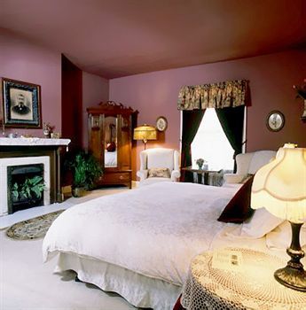 Inn Looking Glass Indianapolis